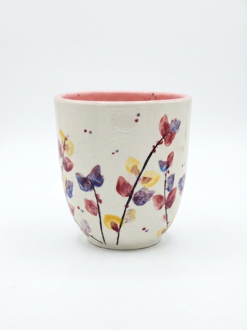 Glasierter Becher mit bunten Blüten